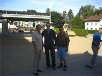 Bgm besichtigt mit unserem Bautechniker Peter Aigner und Bauhofchef Karl Pühringer die Baustelle bei der Schule